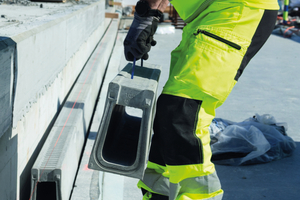  Reibungslose Installation: Das einfache Handling der Rinnen, unterstützt von Schulungen von Ulefos und BG-Graspointner, überzeugt auf der Baustelle; die Trapezform der Rinne sichert automatisch den notwendigen Abstand für den Fugenverguss 