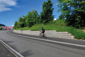  Der rund 650 Meter lange Abschnitt an der B 116 zwischen Leoben und Niklasdorf erhielt einen verbreiterten Radweg. Zum Einsatz kam das Easyblock-System der Tiba Austria GmbH 