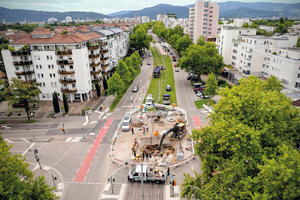  Komplexe Baustellensituation in Freiburg: Ein Beton-Hauptsammler DN 1500 musste in rund sechs Metern Tiefe direkt unter einer Straßenbahntrasse mit aktiver Oberleitung erneuert werden 