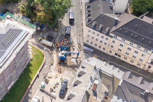  In Reichenbach war in einer stark befahrenen Kreuzung ein rund sieben Meter tiefer, rechteckiger Klinkerschacht teilweise eingestürzt. Die Schachtsanierung erfolgte mit dem Rehau Schacht-in-Schacht-Verfahren (oben) 