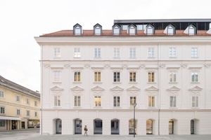  Das sanierte Hauptgebäude der Kärntner Sparkasse fügt sich sorgfältig in das Ensemble des Neuen Platzes in Klagenfurt ein. Die Dachgauben wurden mit dem filigranen Aluminium-System Reynaers SlimLine 38 umgesetzt 
