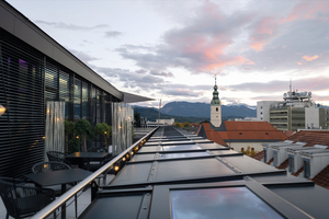  Dachverglasung und Dachfassade wurden mit Reynaers ConceptWall 50 ausgeführt. Ergänzt wird die Lösung durch integrierte Elemente aus MasterLine 8 sowie Dachklappflügel mit Reynaers Attic Window 