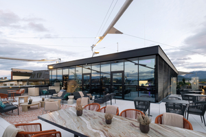  Öffnung zum Stadtraum: Die Außentüren des Bistros sind mit dem wärmegedämmten Stahlprofilsystem Forster Unico ausgestattet. Pfosten-Riegel-Fassade sowie Festverglasungen wurden mit dem System Reynaers ConceptWall 50 mit integrierten Elementen des schlanken Fenstersystems MasterLine 8 realisiert 