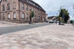  Dank des neuen Pflasterbelags wirkt der Straßenraum nach der Sanierung deutlich attraktiver 