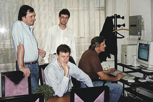  Peter Paško links, Miroslav Trnka sitzend sowie der langjährige Finanzdirektor Rudolf Hrubý am Computer 