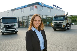 Edith Trink vor dem neuen Volvo Truck Center in Hamm 