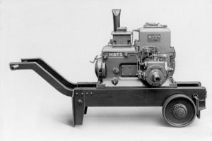  v.l.n.r.: Fahrbar für den Baustelleneinsatz: Der HATZ-Motor L1 aus den 30er JahrenEin Elektroaggregat für starke Männer. Ebenfalls mit dem HATZ-Motor L1 mit ca. 5,2 kW Leistung bestückt 