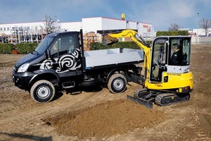  Die Kabine des 1,78 t schweren New Holland E18B ragt fast über den gesamten Oberwagen und bietet dem Fahrer daher viel Platz und Komfort 