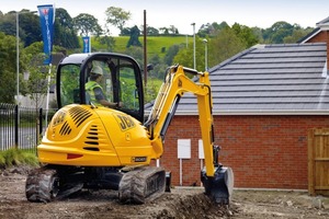  Mit 6,3 t Einsatzgewicht, 38 kW Leistung und bis zu 4,35 m Grabtiefe rückt der Kurzheckbagger 8065 von JCB schon in das Segment der Midibagger auf 