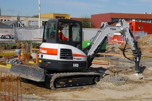  1 Zu den neuen Bobcat-Baggern zählt der mit Fahrerhaus 4,85 t wiegende Kurzheckbagger E45, je nach Länge des Löffelstiels mit 3,3 oder 3,6 m größter Grabtiefe2 Neu bei Caterpillar sind die Minibagger aus Österreich; kleinster ist der nur 935 kg schwere Mikrobagger 300.9D mit nur 73 cm Breite3 Mit 6,3 t Einsatzgewicht, 38 kW Leistung und bis zu 4,35 m Grabtiefe rückt der Kurzheckbagger 8065 von JCB schon in das Segment der Midibagger auf4 Die Kabine des 1,78 t schweren New Holland E18B ragt fast über den gesamten Oberwagen und bietet dem Fahrer daher viel Platz und Komfort 