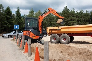  5 Beim Kurzheck-Mini ZX38U-3 von Hitachi sorgt eine Geschwindigkeitskontrolle für sicheres Verfahren von Lasten, da das Fahrtempo automatisch reduziert wird6 Einer der vier neueren Minibagger von Volvo CE ist der 1,8 t schwere EC18C; für den Betrieb starker Anbau-geräte fördert seine Verstellpumpe 44 l/min 