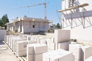  Für das rationelle Verarbeiten der Kalksandsteine stehen dem Bauunternehmer wirtschaftliche KS-Bausysteme wie KS-Quadro und KS Plus Planelemente zur Verfügung 