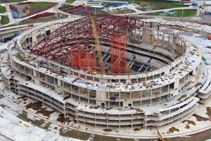  Russland: Sotschi ist Olympiastadt 2014. Derzeit wird die Dachkonstruktion der 12.000 Zuschauer fassenden Eis-Arena montiert – temporär unterstützt durch ein freistehendes Traggerüst, dem neuen Variokit Schwerlastturmsystem von Peri 