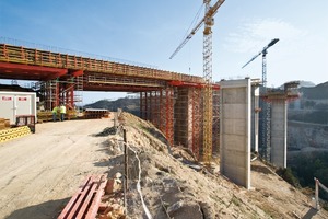  Portugal: Die Autobahnbrücke über den Rio Sordo bei Vila Real wird 412 m lang. Ein wichtiger Bestandteil der umfassenden Peri Schalungs- und Gerüstlösung ist das Lehrgerüst: bis zu 30 m hohe Variokit Schwerlasttürme mit Tragfähigkeiten von jeweils 2.500 kN 