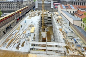  Das sechsgeschossige „Pergamon-Palais am Kupfergraben“ entsteht auf einem sogar für Berliner Verhältnisse drangvoll beengten Baufeld 