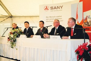  Das Podium bei der Pressekonferenz anlässlich des Richtfestes am 15.12.2010 von links nach rechts: Frau Christiane Linkenbach, Marketing Manager, Herr Wenjun Lin, Vice General Manager und Marketing Director, Herr Dongdong He, Managing Director der Sany Germany GmbH, Herr Burkhard Reuter, Operations Director, Herr Frank Schmidt, HR Director 