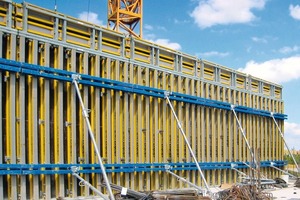  v.l.n.r.: Die neue Trägerschalung FF100 tec hat die ersten Baustelleneinsätze erfolgreich abgeschlossenFür erhöhte Dichtigkeit des Schalhautstoßes in der Außenecke sorgt ein zusätzlicher EckverstärkungswinkelDer Aufbau der Elementroste aus dem neuen Verbundschalungsträger I tec 20 und Querriegeln WU14 erhöht die Tragkraft der Trägerschalung FF100 tec um 80% 