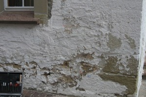  Mauerwerksschädigung durch Feuchte und Salze 