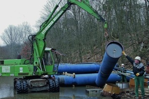  Überflutung – Hochwasser an der Havel – Arbeit im überfluteten Baustellenbereich 