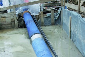  Bauausführung – Eintauchen der duktilen Gussrohrleitung DN 700 in die Bohrsuspension 