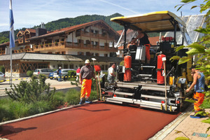  Einbau des roten Farbasphalts in Rottach-Egern, Oberbayern durch die Fa. Holzner 