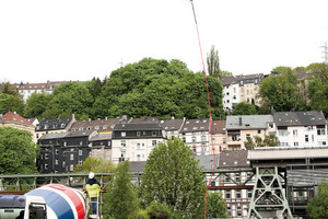  Kniffliger Transport: Der Beton wurde von einem Hubschrauber im Senkrechtflug nach oben geschafft. Insgesamt waren 19 Flüge notwendig 