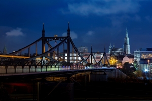  Die Fahrbahn der Neutorbrücke in Ulm wurde im Herbst 2014 mit dem HANV-Verfahren in Rekordzeit abgedichtet – in drei Tagen statt in drei Wochen. 