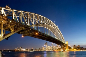  Die Abdichtung der Sydney Harbour Bridge in Australien erfolgte mit dem Flüssigkunststoff Sikalastic-841 ST, ebenfalls in einer sehr kurzen Zeit. 
