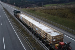  Vom Werk auf die Baustelle: 240-Tonnen-Schwertransport, 60 Meter lang, 16 Achsen 