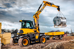  Der JCB Hydradig fährt bis zu 40 km/h schnell. Dank einer Anhängelast von 3,5 t kann der 10-t-Mobilbagger Anbaugeräte und Arbeitsmittel selbst zur Baustelle transportieren.  