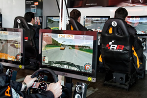  Hier kann man Rennstreckenluft schnuppern: Im PCI Nano RaceRoom liefern sich die Teilnehmer virtuelle Rennen. Die schnellsten Fahrer aus jedem Event qualifizieren sich für die Teilnahme am zweitägigen PCI Nano Racingcup in Maisach 