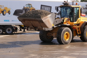  Der unbemannte Radlader nimmt Ladung auf und transportiert sie zum Dumper. Der transportiert sie auf einer vorprogrammierten Route ab. 