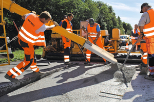  Am Einsatzort muss nur noch das vorverwogene Anmachwasser zugegeben und der Schnellbeton fertig gemischt werden 