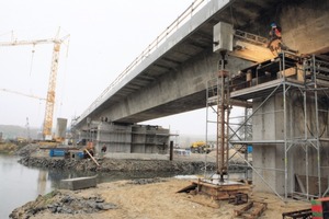  3 Mit Hilfe einer rechnergestützten Synchronhubanlage wurden die schweren Vorlandbrücken an allen Verschubachsen gleichmäßig in ihre Endposition verschoben. Der Antrieb erfolgte in jeder Achse mit einem doppelt wirkenden hydraulischen Zylinder und einer Schubkraft von 400 kN bei einem Hub von 80 cmFotos: RöRo Traggerüstsysteme 