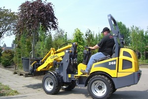  Die Knicklader von Gehl mit Gewichten von 1,4 bis 3,2 t werden von 23 bis 47 kW starken Yanmar-Motoren angetieben, deren Drehzahl von der Fahrgeschwindigkeit unabhängig einstellbar ist.Foto: Gehl 