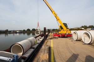  Ökologischer Schiffstransport entlastet Autobahnen und Bundesstraßen. Im Hafen Wedel nahe der Einbaustelle wurden die Vortriebsrohre entladen und gelagert. 