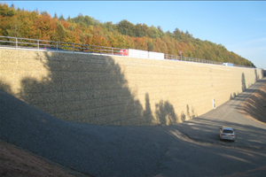  Gesamtansicht der Gabionenwand: Imposantes Bauwerk. Die 200 m lange und bis zu 13 m hohe Wand aus Gabionen dient als Vorsatzschale für die dahinter liegende Kunststoff-Bewehrte-Erde (KBE-Konstruktion) 