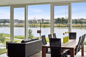  Die großen Fensterflächen ermöglichen den freien Blick auf den Phoenixsee und lassen viel Licht in den Raum. 