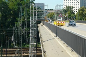  Zur verbesserten Erreichbarkeit der Baustelle wurde zu Beginn von der ca. 120 m entfernten Brücke „Budapester Straße“ ein 16 m hoher begehbarer Treppenturm ins Bahngelände errichtet 