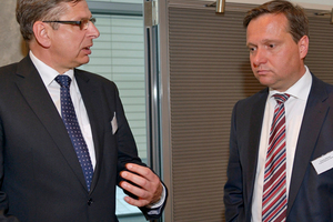  Eugen Schmitz, THIS-Magazin, und Carsten Wilmsen, Leiter Geschäftsbereich Real Estate der Flughafen München GmbH, diskutieren über bürokratische Hürden bei Großinvestitionen. 