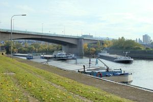  Die Europabrücke führt die Bundesstraße 9 über die Mosel ins Koblenzer Stadtzentrum. Sie zählt mit etwa 100 000 Fahrzeugen zu den am meisten befahrenen Brücken in Deutschland 