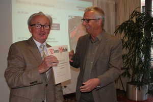  Prof. Dr.- Ing. Peter Michael Hajek (FH Kaiserslautern) überreicht Prof. Dr. habil. Harald Roscher (FH Erfurt) die Urkunde zur Ehrenmitgliedschaft im FIHB. 