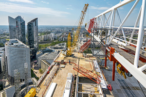  Liebherr-Krane im Einsatz in Paris, Frankreich. 