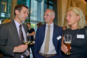  Preisträger unter sich: Vertriebschef Thomas Grafe (links) von Schwörer Bauindustrie mit Erwin und Monika Hülscher 