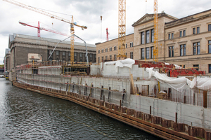  Wegen der Beschaffenheit des Baugrundes musste eine bis zu 50 m tief reichende Pfahlgründung mit 1200 engstehenden Kleinbohrpfählen durchgeführt werden. 