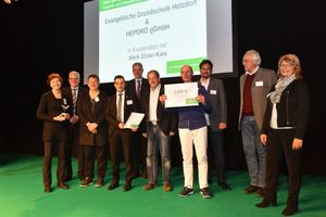  Gewinner des zweiten Platzes des deutschen Quarry Life Award 2016 zusammen mit den Mitgliedern der deutschen Jury.  