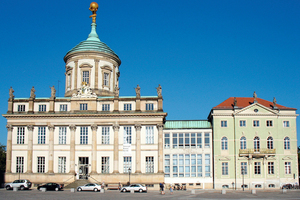  Das Bamberger Natursteinwerk Hermann Graser lieferte auch Material für die Renovierung des Potsdamer Rathauses.  