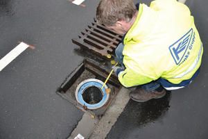  Für den Einbau der neuen Filter in die Straßeneinläufe zeichnete die Gebrüder Förster GmbH, Schwanau, verantwortlich. Ein Mitarbeiter der Firma Funke demonstriert das leichte Wechseln des Filters 