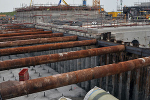  Die Baugrube für die mächtigen Hauptrohrstränge des Rücklaufsystems: Ihre Sohle wurde mit tief in den Boden gerammten Stahlankern gegen ein Absinken der gesamten Konstruktion im Nordsee-Sediment gesichert 