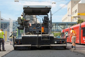  Die Bohlentechnik von Vögele ermöglicht auch asymmetrisches Arbeiten in gleichbleibender QualitätFotos: Vögele 